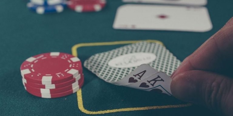 Proses pembagian kartu langsung dari dealer profesional Dealer membagikan kartu dalam Teen Patti di rakatoto